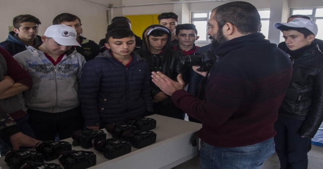 Fotoğraf Yarışmasında Birinci Olan Öğrenciye Fotoğraf Makinesi