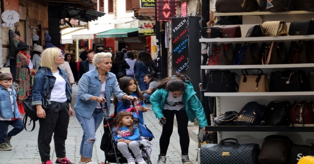 Kaleiçinde Turist Var Alışveriş Yok